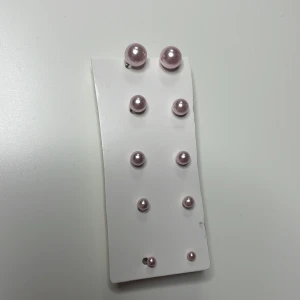 Ljusrosa pärlörhängen  - Säljer flera söta ljusrosa pärlörhängen pga att det inte var min stil. Är så klart helt oanvända. Säljer alla för 30kr ❤️