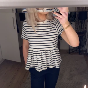 Randig T-shirt med volang - Säljer min randiga volang T-shirt från Zara! Jätte gullig men kommer tyvärr inte till användning. Bra skick💓 