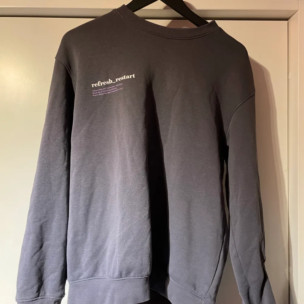 Tja! Säljer tre par crewnecks ifrån h&m som bara ligger. Dom två första är i strl XS och den sista är i S. Dm vid frågor eller fler bilder! 50kr styck. Hoodies.