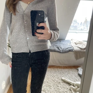 Grå kofta - Så snygg grå kofta i ett lite tjockare material!❤️