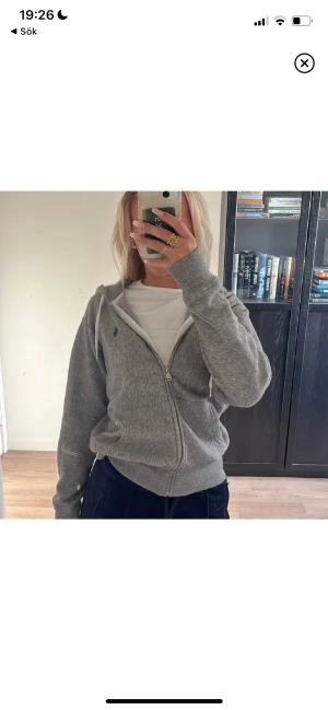 Ralph Lauren zip up - Säljer min snygga Ralph Lauren tröja som är i helt bra skick, köpt för 1695kr, kontakta för vilka frågor som hälst🫶🏻