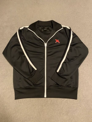 Arigato track jacket - Säljer en skitsnygg arigato track jacket i nyskick. True to size. Pris kan diskuteras vid snabb affär!