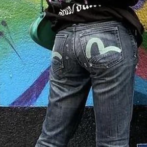 Evisu x puma jeans💕 tryck inte på köp nu💕 (priset diskuteras)  - (Kan även tänka mig att byta mot ett par andra jeans i större stprlek) Ett par skit snygga jeans från evisu som tyvärr är för små för mig. Aldrig använda. Skriv om du vill ha fler bilder eller har någon fundering💕💕