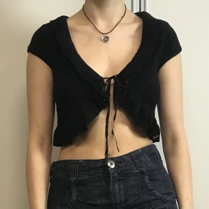 Svart top  - Supersöt svart topp/kofta i bra kvalite.