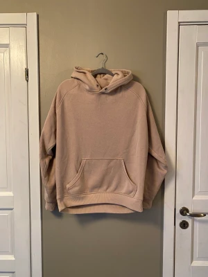 bikbok hoodie - begagnad begie bikbok hoodie  vid intresse kan fler bilder skickas 