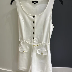 Playsuit - Playsuit från bik bok aldrig använd, vi till naturvit färg. Färgen mellan Vit till naturvit förg