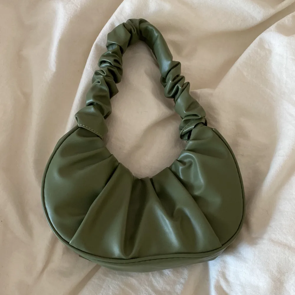 Säljer denna super snygga gröna skinnväska, knappt använd!! Skriv för fler bilder ❤️❤️. Väskor.