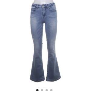 Jättesnygga lågmidjade jeans från only, köpta på sellpy som tyvärr är för korta för mig som är 175. I bra skick❤️