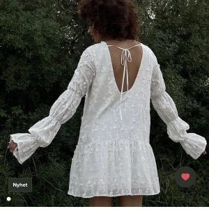Klänning nakd  - Säljer denna klänning från nakd. Aldrig använd. Storlek 34💕699kr. Perfekt till studenten💕köpare står för frakten 