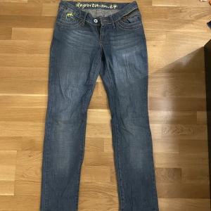 Jeans - Jeans köpta på sellpy. Passar inte mig längre. Använt ett fåtal gånger. Storlek 27