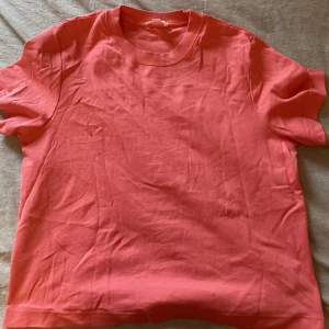COS t shirt - Snygg aldrig använd 