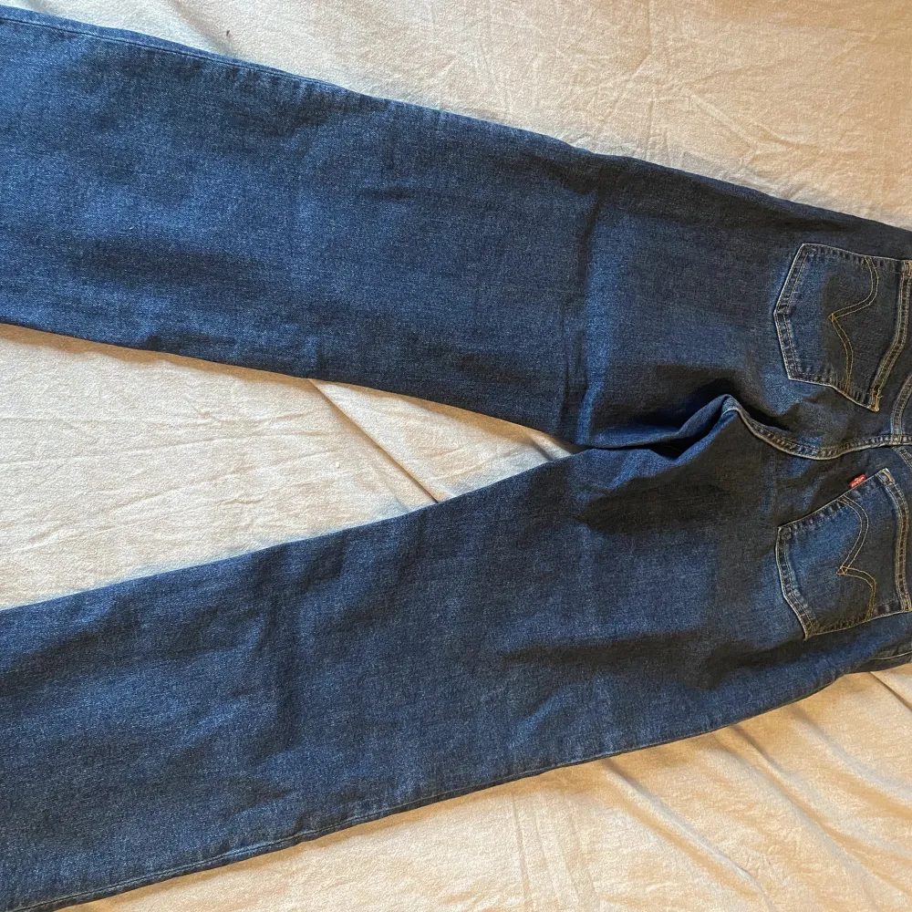 Levis jeans snygga strl 31. Använda 2g | Se Levi’S hemsida för mått. 🌸. Jeans & Byxor.