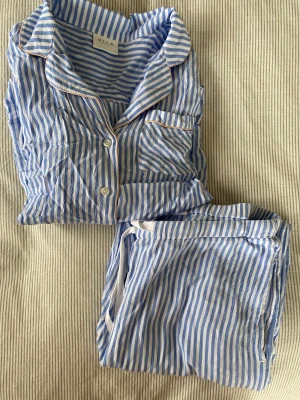 Randig pyjamas - Randig pyjamas från vila i strlk 36. Enbart använd som mjukiskläder. Ingen fraktkostnad.