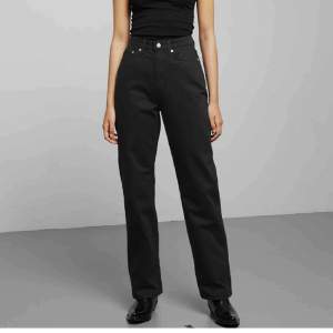 Ett par svarta långa, raka jeans i modellen Row från Weekday. Storlek 27/32 så ca stl S. Passar mig som är 175cm lång.  Skriv för fler bilder✨