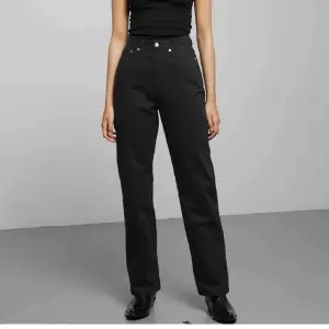 Ett par svarta långa, raka jeans i modellen Row från Weekday. Storlek 27/32 så ca stl S. Passar mig som är 175cm lång.  Skriv för fler bilder✨