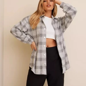 Skjorta från Nelly - Storlek S. Oanvänd med prislapp. Loose fit