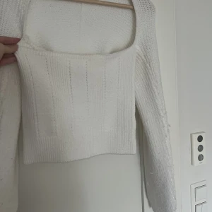 Stickad tröja - Vit stickad bolero tröja, så fin! Blivit lite nopprig på ärmarna, skriv för fler bilder ❤️ Storlek 36-38