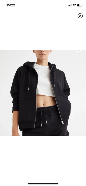 Hoodie  - Zip hoodie från hm i bra skick, lite overzised för mig som vanligtvis har storlek S💞