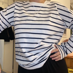 Randig tröja - Blå- och vitrandig tröja som är perfekt nu till våren 💐helt oanvänd! 