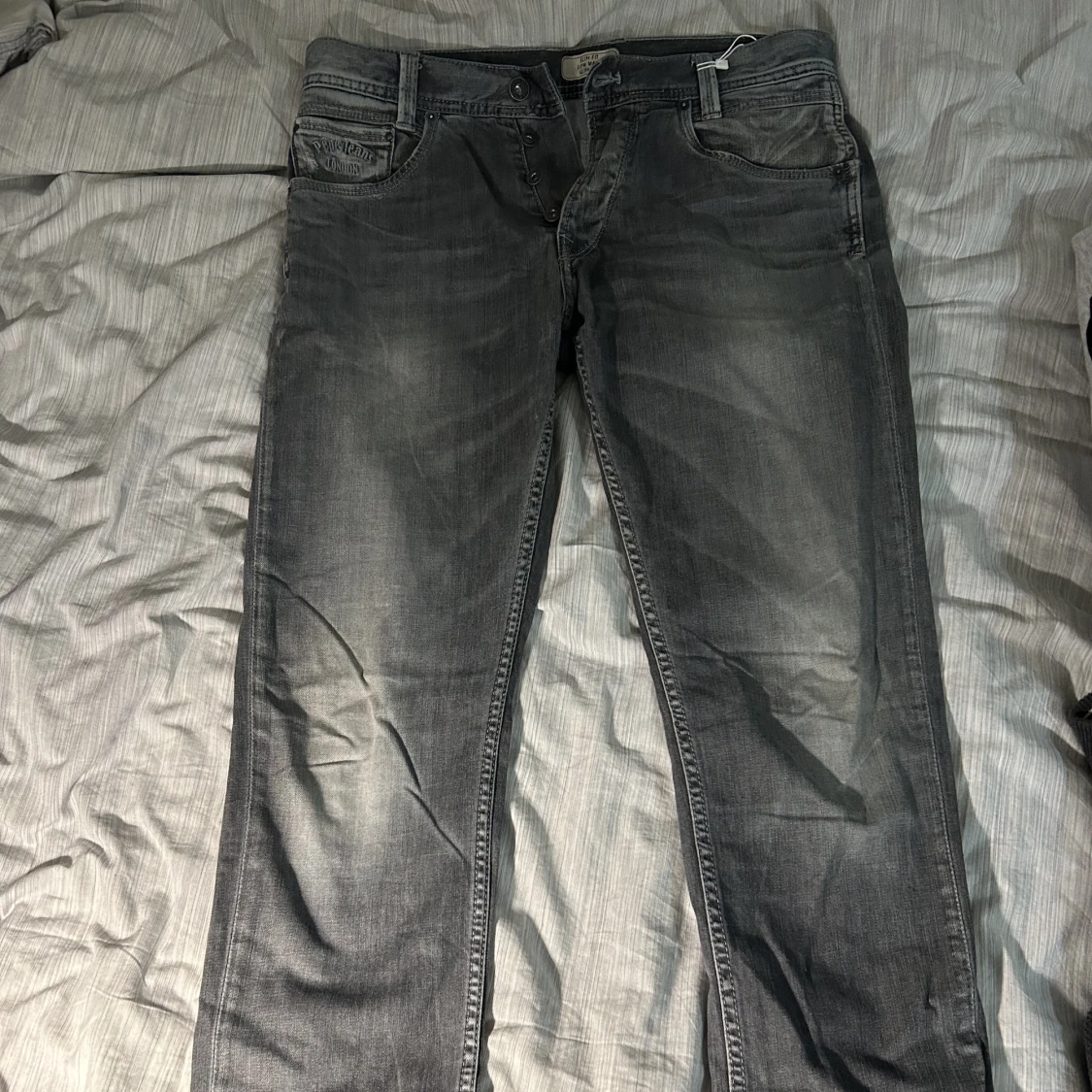 Gråa jeans