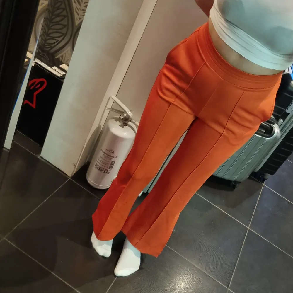 Orangea byxor från Zara i strl S. Aldrig använda. Köparen står för frakt. . Jeans & Byxor.