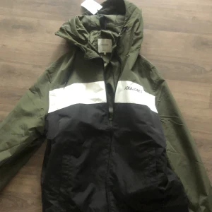 Jacka  - Ny Jacka från Jack and Jones. XL 
