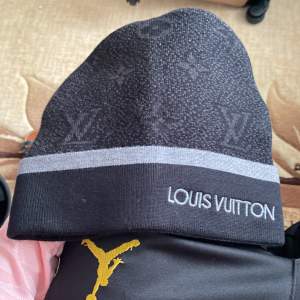 Säljer Louis Vuitton mössa