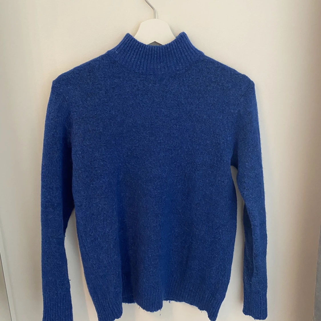 Blå stickad tröja