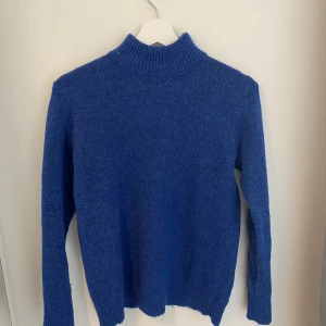 Blå stickad tröja - En jättefin blå stickad tröja💙 Skriv privat om du har frågor☺️3 FÖR 2 PÅ ALLT!