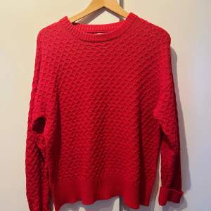Röd stickad tröja från Cubus. Storlek M. Jätteskön, passar bra till t.ex. julen! 