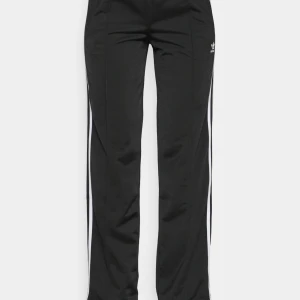 Adidas träningsbyxor - Använda 3 gånger, som nya. Sitter väldigt fint på! Storlek 32 men skulle säga mer storlek 34. Jag kan skicka byxorna 