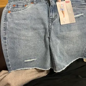 Levis shorts som va lite för små, endast testade o inget mer