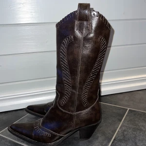 Bruna Boots - Bruna boots Storlek 39. Äldre men i bra skick. Sparsamt användna. Pris går att diskutera 