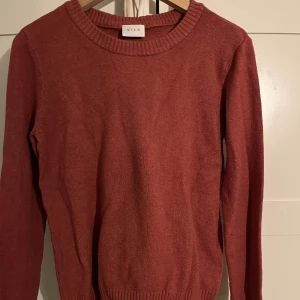 Vila stickad tröja  - Jätte fin vila tröja använd en del men inga defekter, men syns den är använd jätte fin färg till hösten eller när som 