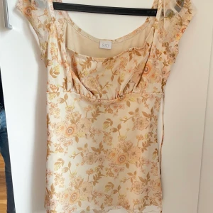 Blommig blus - Köpt second hand. Den är tyvärr för stor för mig vid brösten, älskar den så din färg och gullig😍