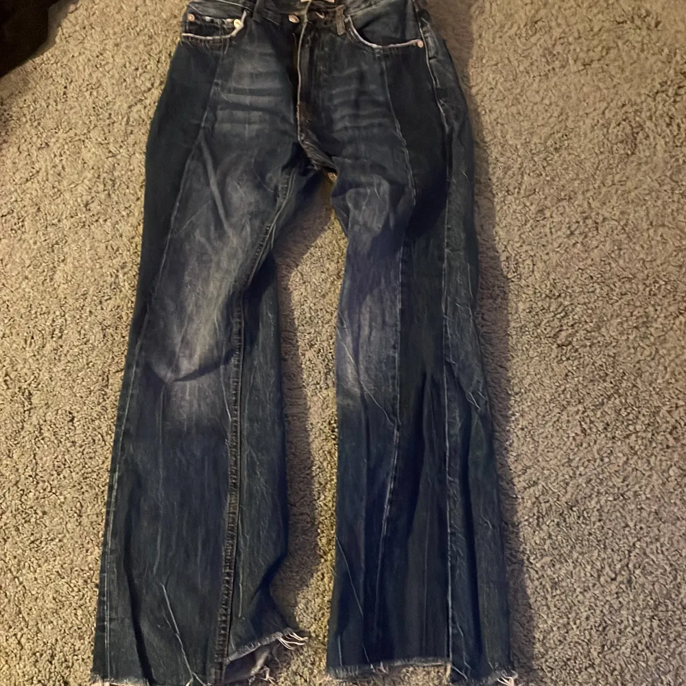Hej jag säljer ett par jeans högmidjade coola . Jeans & Byxor.