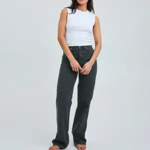 Säljer två par oanvända 90s straight jeans från BikBok. High waisted. Ljusblå och svart (samma som på bilden) Märke: BikBok Strl: W26 / L32  Ord pris: 599 /per byxa