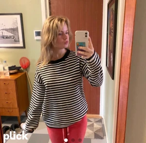 Randig stickad tröja - (Mina bilder) Skön varm tröja som passar perfekt till höst å vinter. Fint skick och bekväm! Skriv privat för fler bilder/frågor. Köparen står för frakten💖