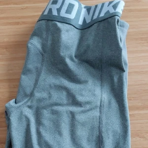 Nike byxor - Gråa o svarta långa nike byxor andvänt en få tal gånger. 100 kr styck. Går att köpa styckvis.