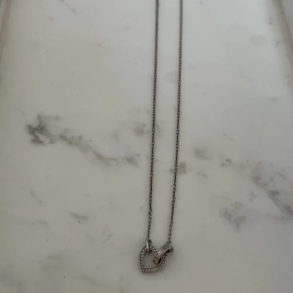 Mycket fint halsband från Thomas Sabo. Mycket fint skicka men ser något mörk ut då silversmycken blir så med tiden med vid köp kommer jag polera upp det som nytt! Nypris 1099kr. Accessoarer.