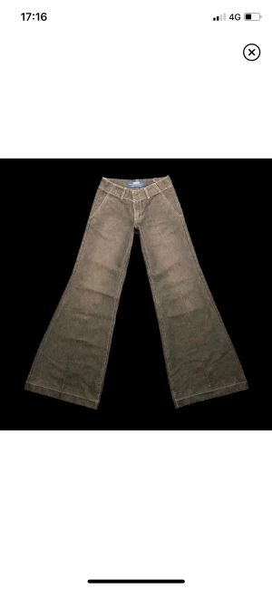 Coola flare jeans - Asballa brallbrallor i grått, dimmigt denimtyg och flare / bellbottom modell och strykväck! • 🫧• Jämför med ett par byxor som passar som du vill att dessa gör; • Midja: 34x2 •-• Tot. längd: 109 •-• Innerbensmått: 85 • 🌟• Köp mer-betala mindre! 🌱