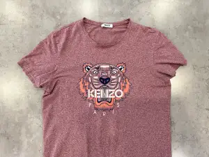 Kenzo T-Shirt Använd men fint skick (9/10) Inga fel eller hål. Storlek L