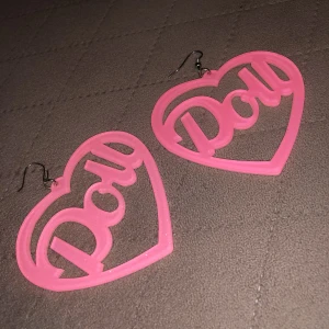 Doll örhängen  - Super söta örhängen som ej kommit till användning, glittrar super fint i solen 😍