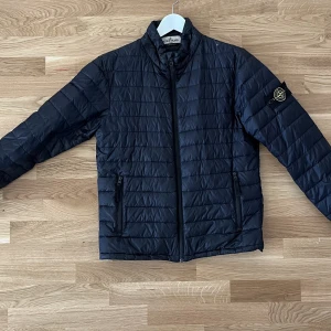 Jacka Stone Island  - Vår Sommar Höst Jacka från Stone Island. 