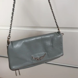 Zadig  - Zadig väska köpt här på Plick, kommer ej till användning längre. Kort och långt band finns! Lite små defekter som syns på bilden 