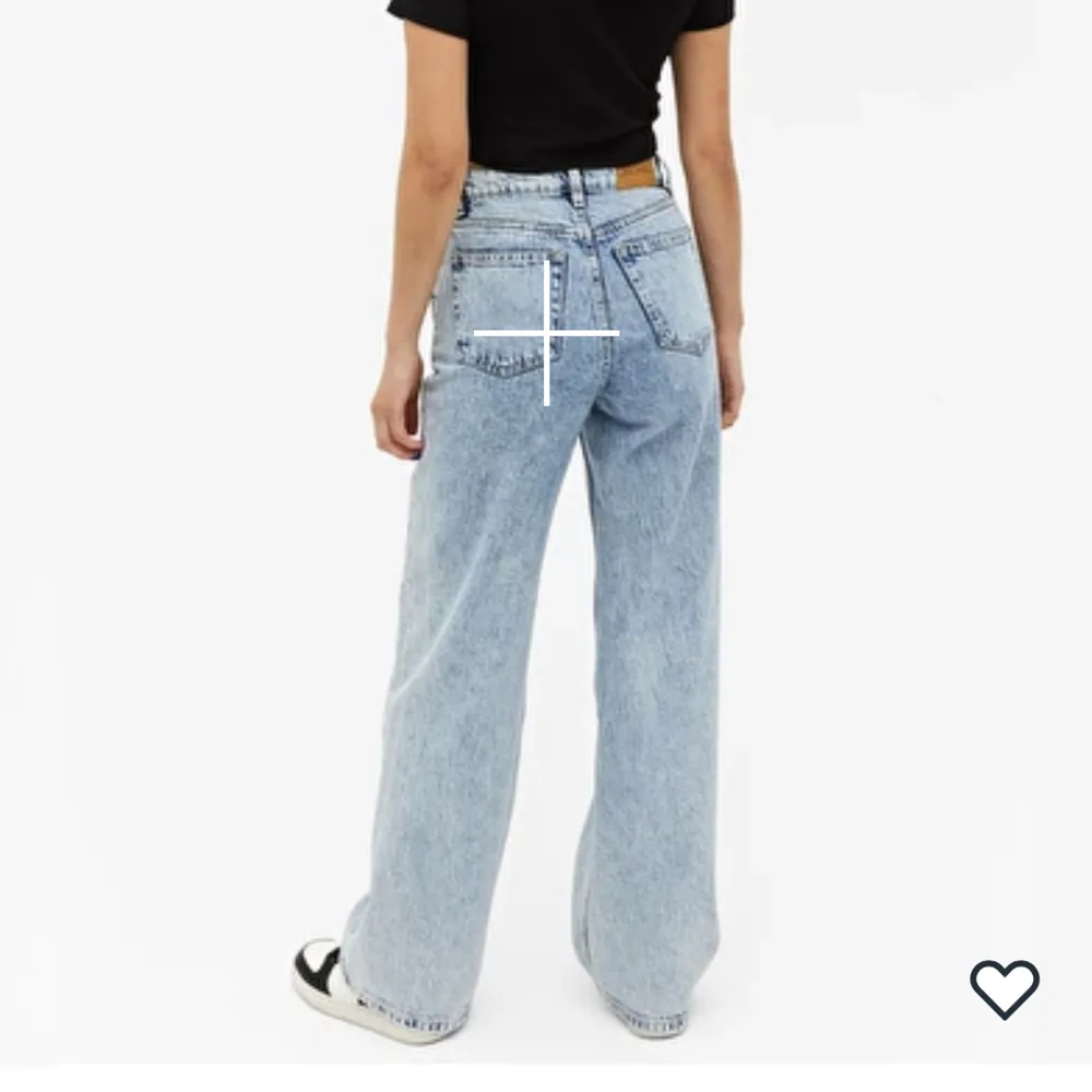 Ljusblåa vida jeans från Monki i modellen ”Yoko”. Köpta för en/två år sen. Mycket bra skick och superfina! Passar bara inte så bra längre på mig! 400kr på hemsidan, men jag säljer för 150! Storleken är 27, men skulle säga att det är samma som 36! Vårfint!. Jeans & Byxor.