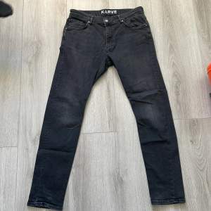 Ett par svarta jeans med stretch från KARVE inte använda mer än 3 gånger 