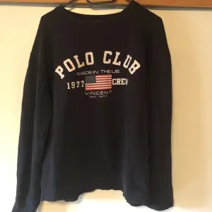 Marinblå tröja från Polo Club i stl L (passar även om man har XL). Lite använd. 