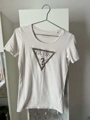 Guess t-shirt  - Vit guess t-shirt😍💕 Storlek: 36 Pris: 180kr  Köparen står för frakt 💕