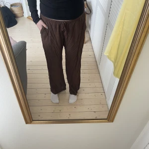 Linnebyxor  - Bruna linnebyxor från HM i storlek M. 